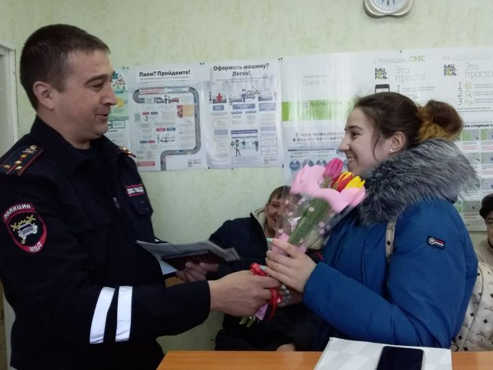 Акцию "Цветы для автоледи" провели в Алексеевском