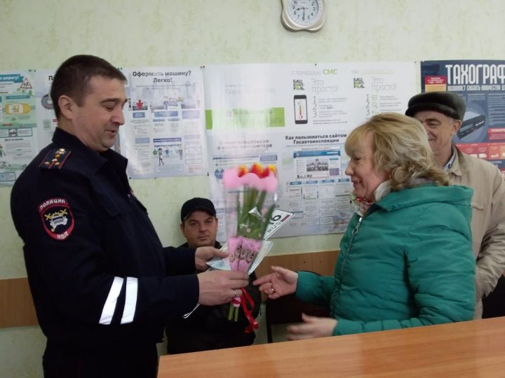 Акцию "Цветы для автоледи" провели в Алексеевском
