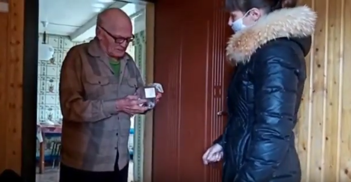 Видео: в Алексеевском волонтеры продолжают доставлять пожилым лекарства