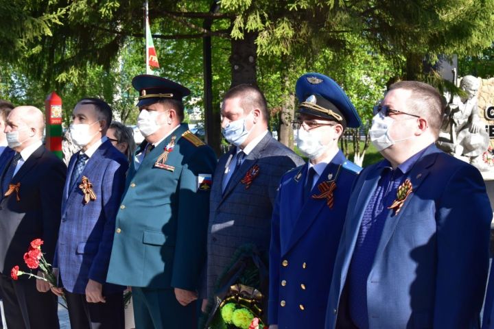 Глава района Сергей Демидов возложил цветы к обелиску павших воинов в Парке Победы