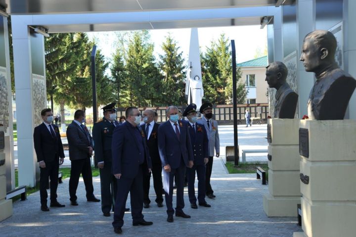 Глава района Сергей Демидов возложил цветы к обелиску павших воинов в Парке Победы