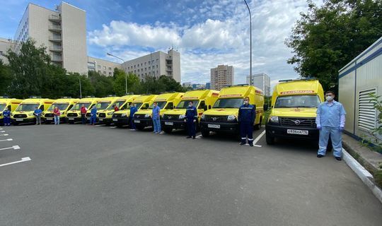Рустам Минниханов передал врачам ключи от автомобилей скорой помощи