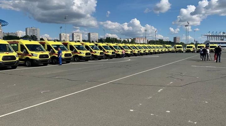 Президент РТ вручил ключи от 2 карет скорой помощи Алексеевскому району