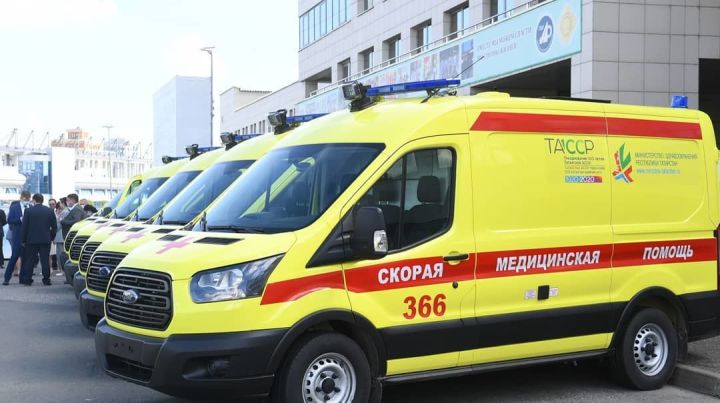 Президент РТ вручил ключи от 2 карет скорой помощи Алексеевскому району
