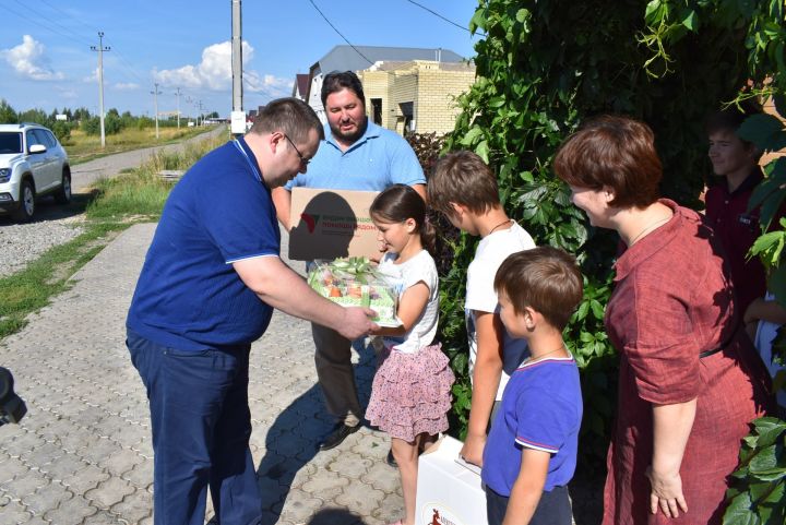 Глава района Сергей Демидов вручил продовольственный набор  "Ярдәм янәшә! Помощь рядом!" многодетной семье