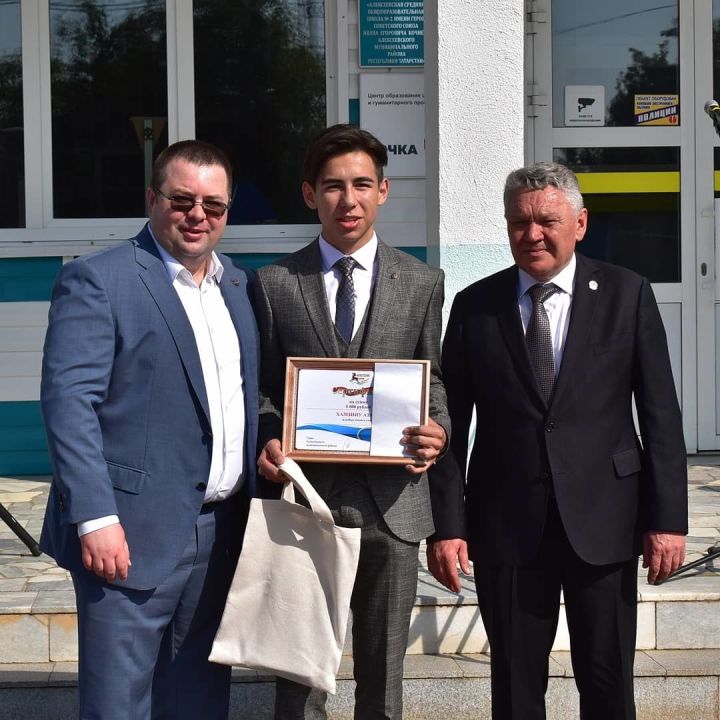 В Алексеевском районе наградили ребят-высокобальников