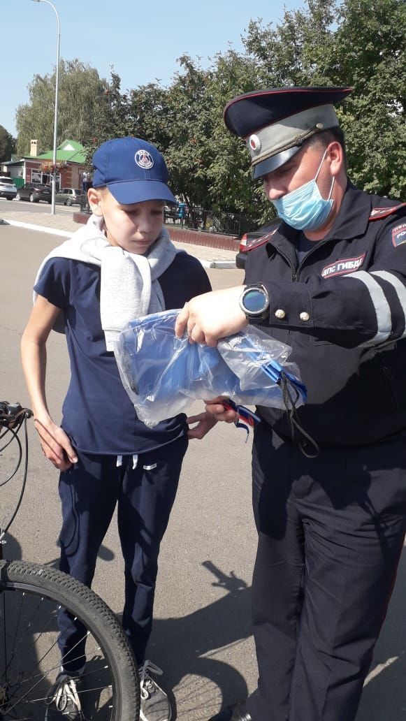 Сотрудники Госавтоинспекции Алексеевского района побеседовали с ребятами о ПДД