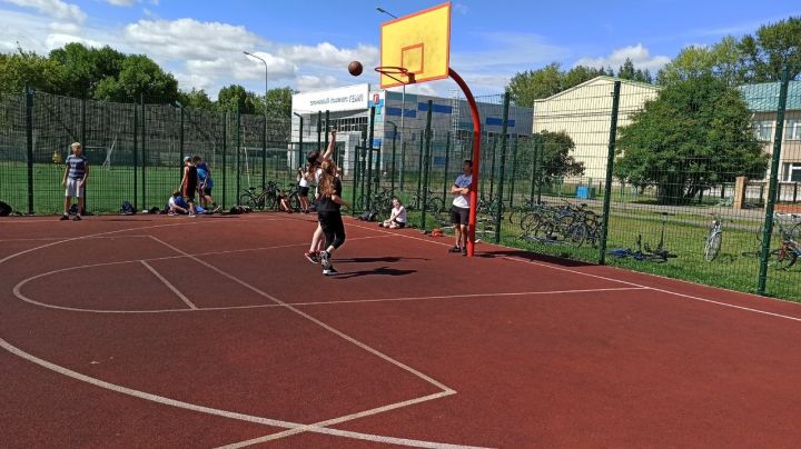 В День физкультурника прошли соревнования по уличному баскетболу