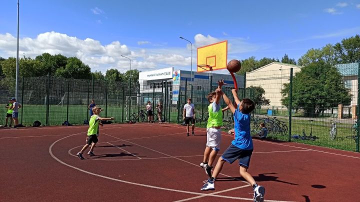 В День физкультурника прошли соревнования по уличному баскетболу
