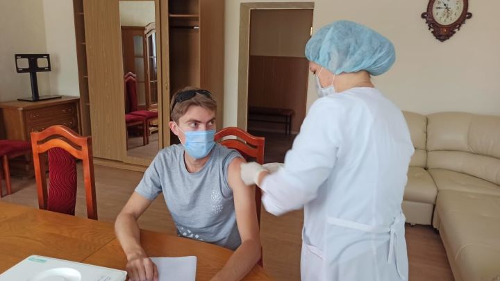 Алексеевцы делают прививки от гриппа прямо на избирательных участках