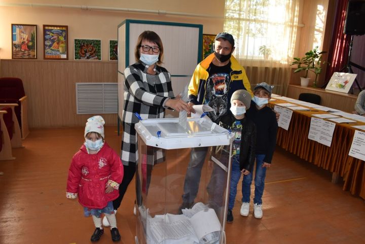 Многодетная семья Морюховых приняла участие в голосовании