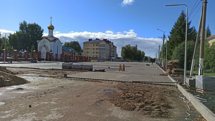 Завершается укладка брусчатки на Соборной площади Алексеевского