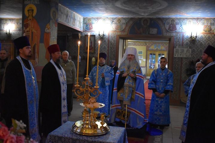 Митрополит Казанский и Татарстанский Феофан совершил вечернее богослужение в Алексеевском