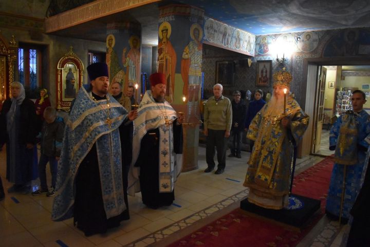 Митрополит Казанский и Татарстанский Феофан совершил вечернее богослужение в Алексеевском
