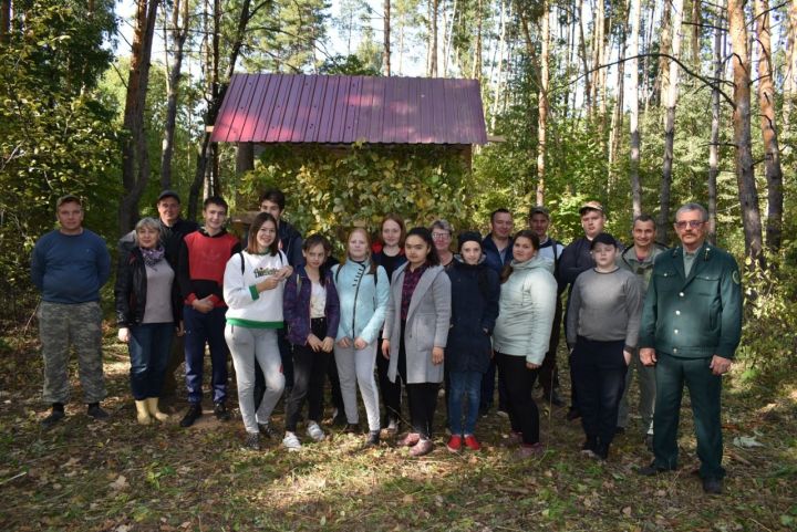 Ученики Куркульской школы в лесу сделали кормушку для косуль