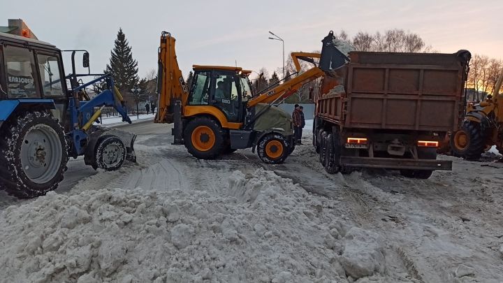 В Алексеевском идет очистка дорог от снежной колеи