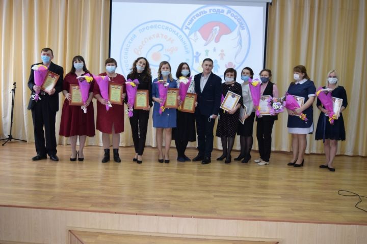 Определены лучшие учителя и воспитатели Алексеевского района
