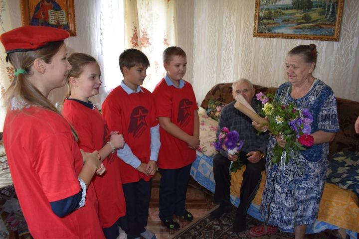 Алексеевские юнармейцы перед Днем пожилых людей навестили семью Ермолаевых