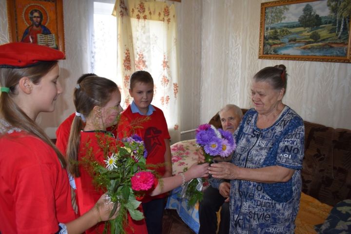 Алексеевские юнармейцы перед Днем пожилых людей навестили семью Ермолаевых