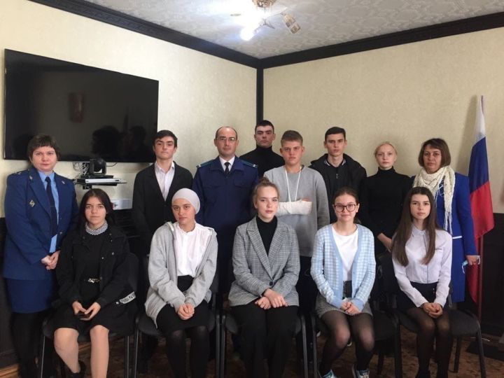 В прокуратуре Алексеевского района прошел день открытых дверей для учащихся старших классов третьей школы райцентра