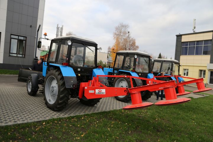 В Алексеевском сельских поселений вручили ключи от тракторов