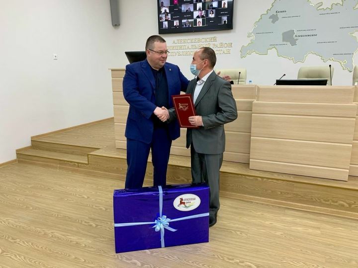 Глава Алексеевского района поздравил с юбилеем известного тренера