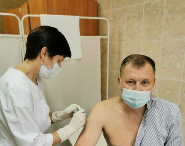 Руководитель исполнительного комитета района Олег Гайнуллин сделал прививку Спутником второй раз.