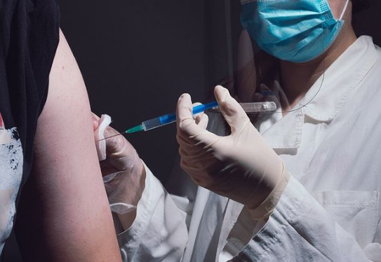 Алексеевские медики готовы сделать прививку от covid-19 на дому