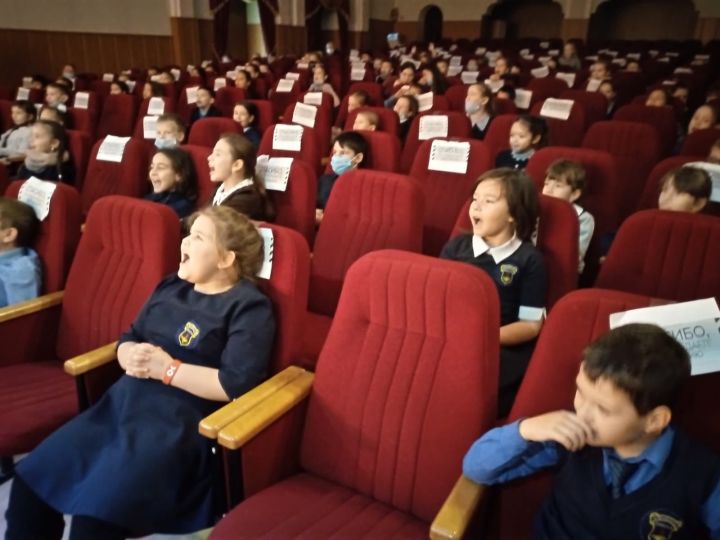Алексеевским школьникам показали спектакль по ПДД