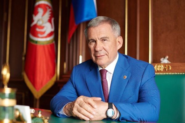 Президент Татарстана Рустам Минниханов поздравляет жителей республики с Днём народного единства