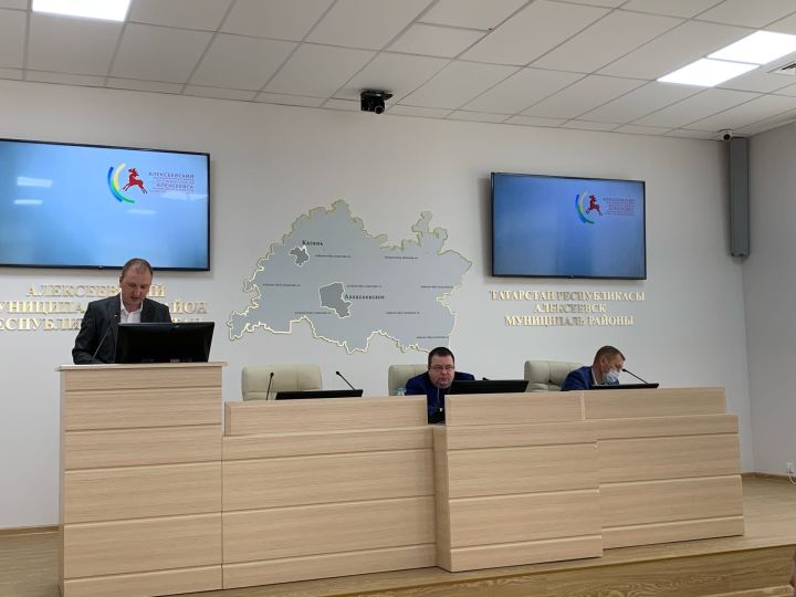 В Алексеевском состоялось очередное заседание комиссии БДД. Президиум возглавил Глава муниципалитета Сергей Демидов