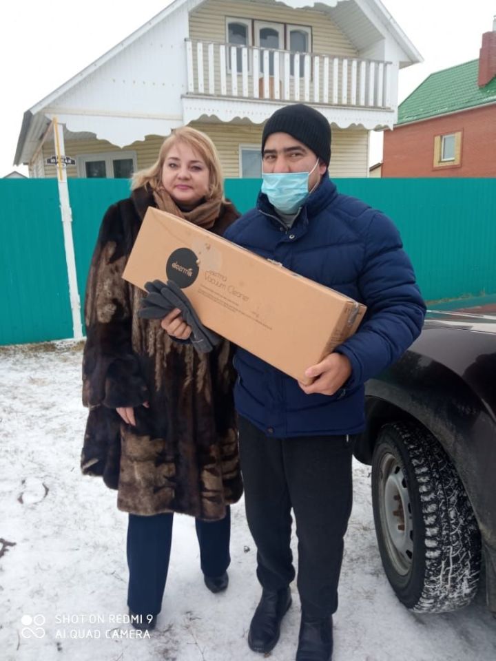 Представители "Красного Востока" подарили жителю Алексеевского района пылесос