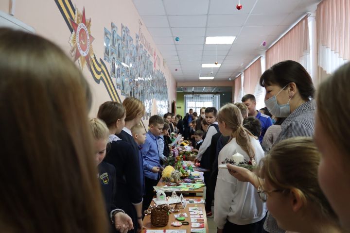 В преддверии новогодних праздников учащиеся и педагоги Алексеевской школы №2 организовали благотворительную ярмарку «Навстречу Новому году»