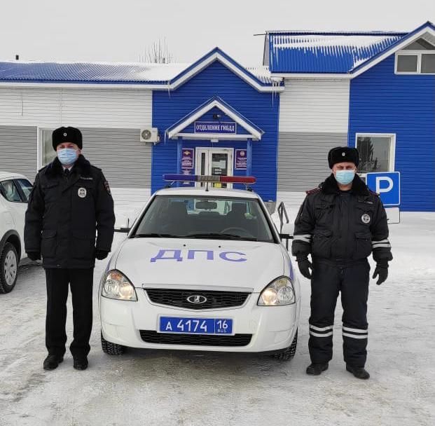 Алексеевские сотрудники ГИБДД помогли замерзавшему на трассе водителю