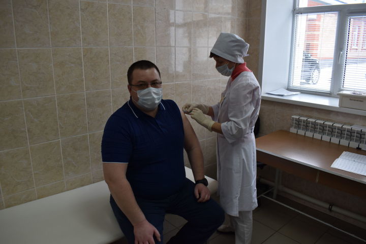 Глава района Сергей Демидов прошёл второй, заключительный, этап вакцинации