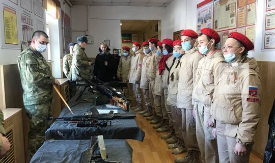 Росгвардейцы Татарстана рассказали юнармейцам о своей службе и показали свое снаряжение