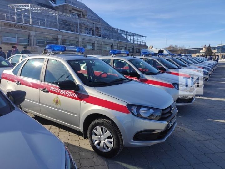 Президент Татарстана Рустам Минниханов вручил ключи от 40 новых служебных автомобилей