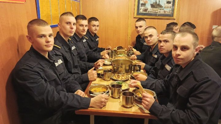 Сотрудник газеты «Заря» Алексей Вангаев навестил алексеевцев, которые проходят службу на Черноморском флоте на судне «Эпрон»