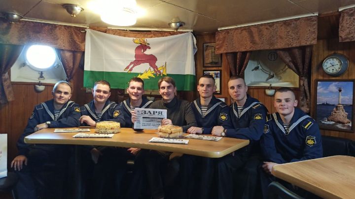 Сотрудник газеты «Заря» Алексей Вангаев навестил алексеевцев, которые проходят службу на Черноморском флоте на судне «Эпрон»