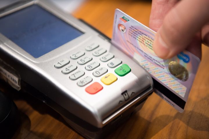 Всех, кто расплачивается банковскими картами, коснется новое правило с 1 мая