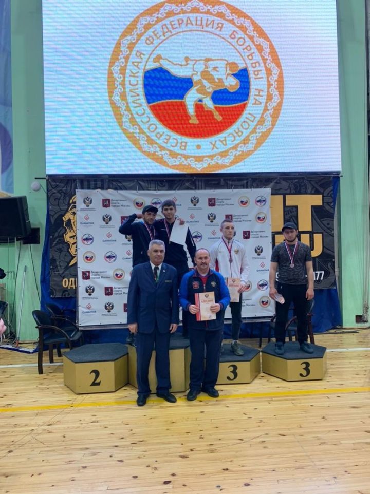 Из пяти татарстанских медалей Кубка России по борьбе на поясах три завоевали алексеевские борцы