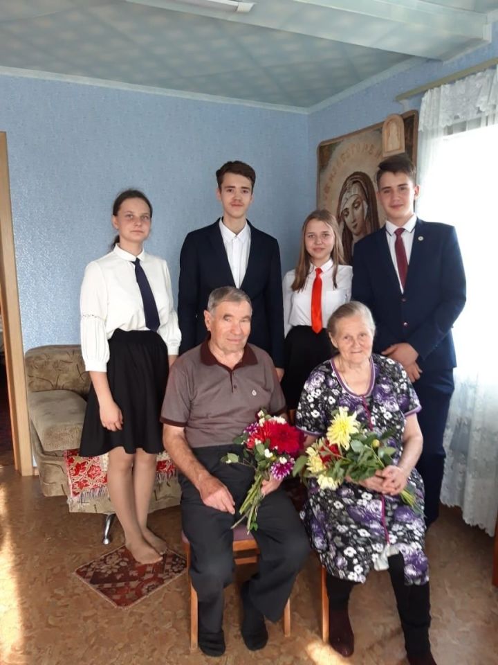 Жители Билярска поздравили семью Кручининых с Международным днем семьи