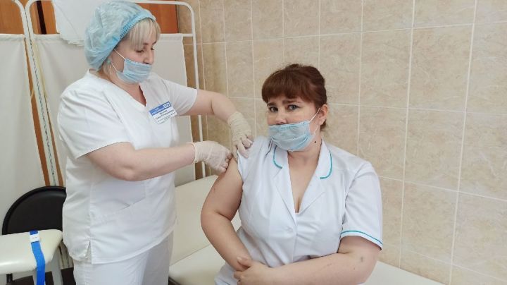 В Алексеевском медицинские работники прививаются от COVID-19