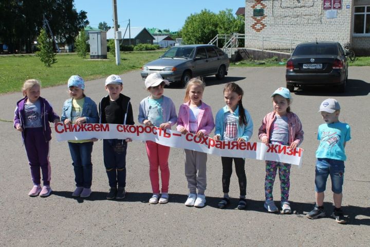 В Алексеевском дети просили водителей сбавить скорость