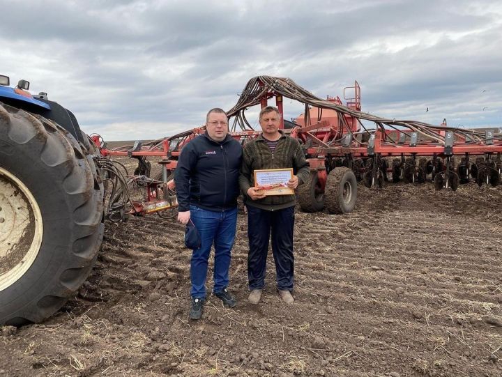 Глава района Сергей Демидов вручил денежные сертификаты работникам сельхозпредприятий