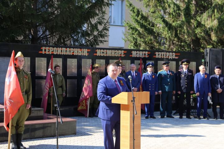 На торжественном митинге Глава района Сергей Демидов обратился к ветеранам со словами благодарности от имени всех алексеевцев