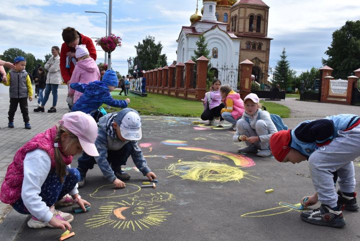 В Международный День защиты детей детвора собрала рекордный хоровод на Соборной площади Алексеевского