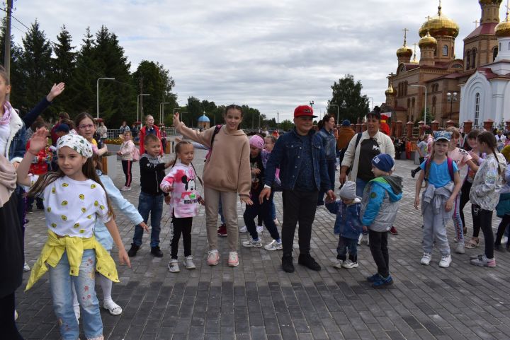 В Международный День защиты детей детвора собрала рекордный хоровод на Соборной площади Алексеевского