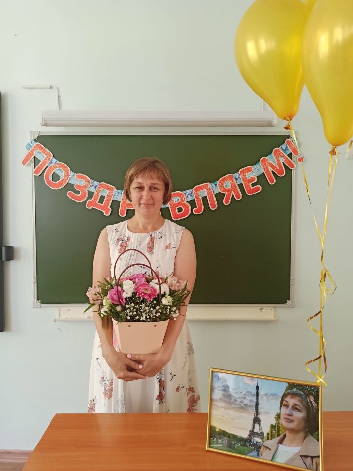 12 июня поздравления принимала учитель химии и заместитель директора по воспитательной работе второй школы поселка Роза Закирова
