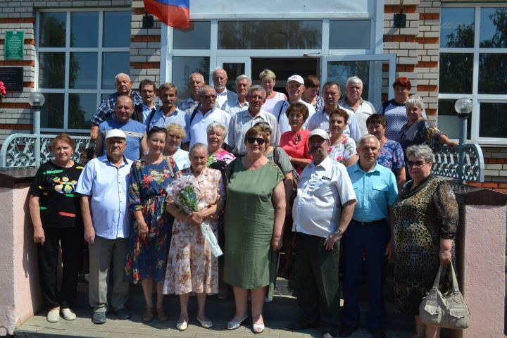 По давней доброй традиции выпускники Билярской средней школы встретились 50 лет спустя